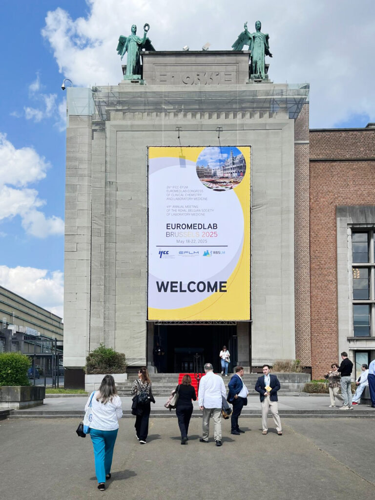 Das Plakat zum EUROMEDLAB in Brüssel, dem grössten europäischen Fachkongress hängt am Eingangsportal der BRUSSELS EXPO
Place de Belgique 1. Menschen laufen hinein