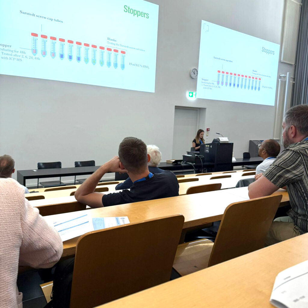 Im Hörsaal spricht Delia Faccioli an der Jahrestagung des SGKC in Bern zum Thema Delia Faccioli vor ihrem Poster am SGKC mit dem Titel «Identifying whether the source is the tube or the stopper: Evaluation of zinc and antimony contamination in BD blood collection tubes»