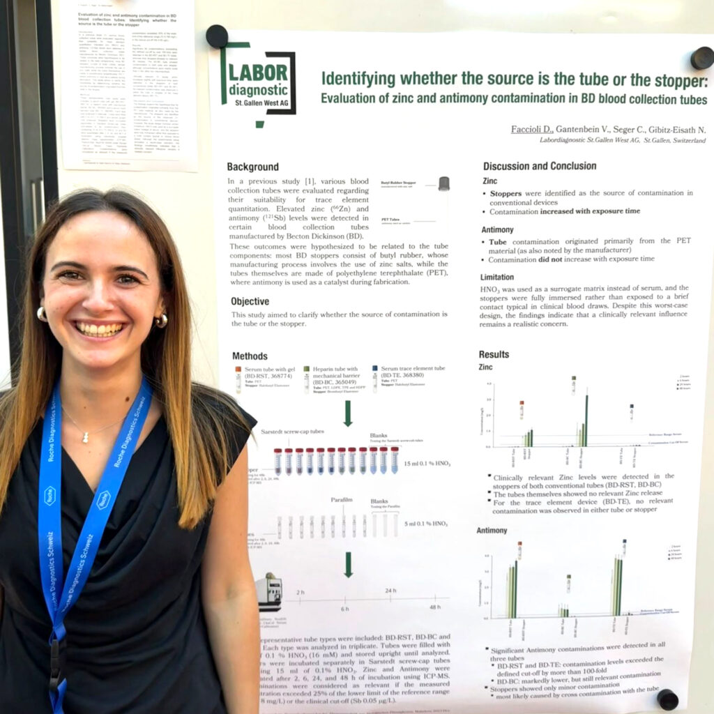 Delia Faccioli vor ihrem Poster am SGKC mit dem Titel «Identifying whether the source is the tube or the stopper: Evaluation of zinc and antimony contamination in BD blood collection tubes»