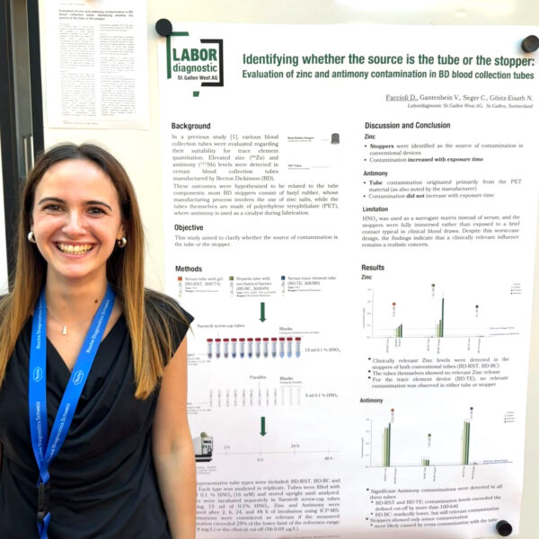 Delia Faccioli vor ihrem Poster am SGKC mit dem Titel «Identifying whether the source is the tube or the stopper: Evaluation of zinc and antimony contamination in BD blood collection tubes»